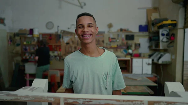 워크샵 소규모 직업의 행복한 브라질 직원의 초상화 카메라 미소를 — 스톡 사진