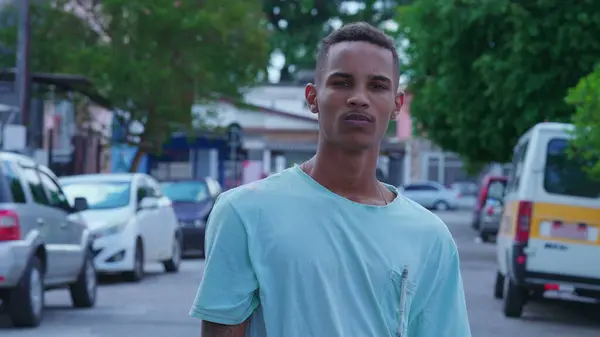 Şehir Caddesinde Duran Ciddi Bir Brezilyalı Genç Adam Güney Amerika — Stok fotoğraf