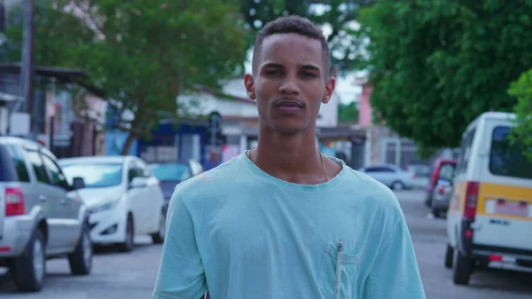 Jovem Brasileiro Sério Rua Urbana Cidade Retrato Pessoas Reais Autênticas — Fotografia de Stock