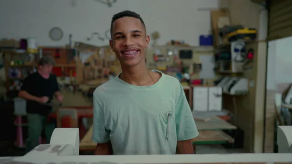 カルペントリーワークショップのブラジルの幸せなブラジル人従業員の肖像画 地元の小さなビジネス職業 カメラの笑顔を見ている若い弟子 — ストック写真