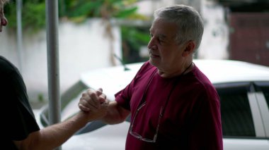 İki Kıdemli Arkadaş Arasında Otantik Sevgi Kucaklaşması, Veda Eden Yaşlılar İçin Sıcak Kucaklaşma, Gerçek Hayat Aile Bağları ve Sevgi