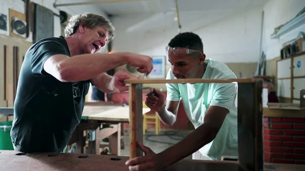 Mestre Carpinteiro Orientando Jovem Aprendiz Negro Oficina Carpintaria Pessoas Envolvidas — Fotografia de Stock