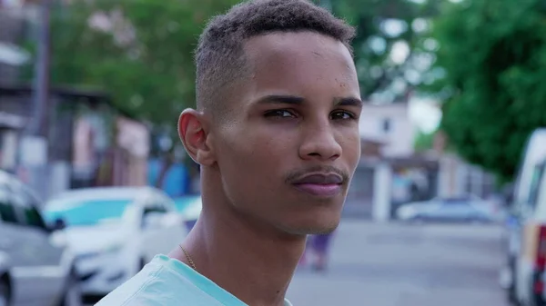 Kendine Güvenen Siyahi Bir Gencin Portresinin Yakın Çekimi Şehir Sokağında — Stok fotoğraf
