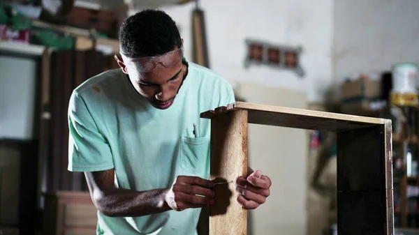 Jovem Carpinteiro Brasileiro Negro Que Trabalha Oficina Carpintaria Madeira Trabalhador — Fotografia de Stock