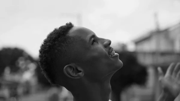 Jeden Věrný Afroameričan Vzhlíží Obloze Hope Usmívající Radostný Mladý Člověk — Stock fotografie