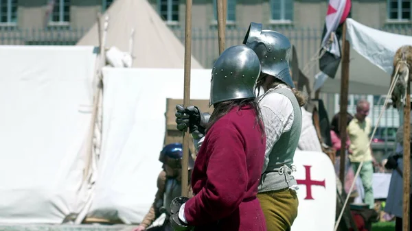 Defenders History Poised Soldiers Spears Reenactment Medieval Gathering — Stock Photo, Image
