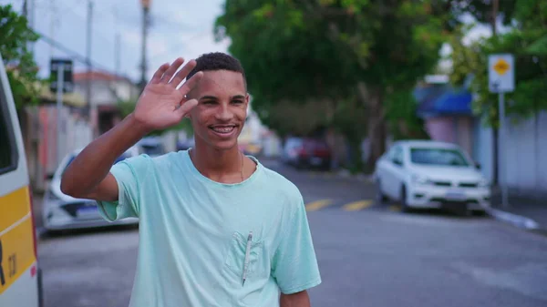 Neşeli Bir Brezilyalı Genç Adam Sokakta Yürürken Komşusuna Sallıyor Neşeli — Stok fotoğraf