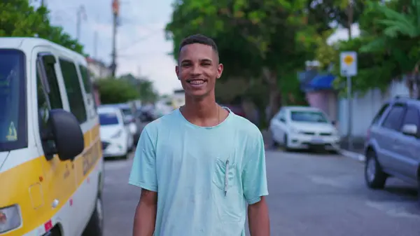 Jovem Brasileiro Alegre Acenando Olá Vizinho Andando Rua Joyful Sul — Fotografia de Stock