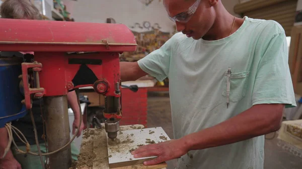 Jovem Brasileiro Negro Engajado Com Seu Trabalho Usando Furos Perfuração — Fotografia de Stock