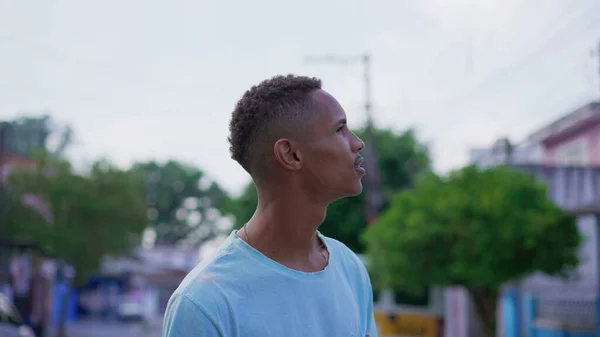 Jovem Brasileiro Negro Pensativo Olhando Para Céu Expressão Contemplativa Pensativa — Fotografia de Stock