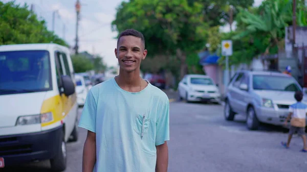 Autêntico Jovem Sul Americano Década Sorrindo Para Câmera Urban Street — Fotografia de Stock