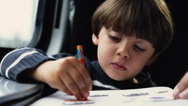 Portret Kid Podróżujący Pociągiem Rysujący Papierze Siedzącym Przy Oknie Mały — Wideo stockowe