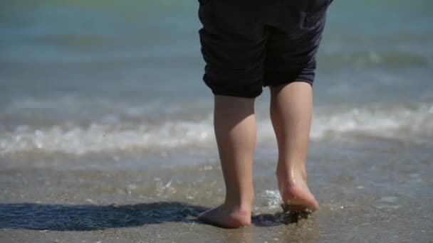 Dziecko Spacerujące Plaży Bardzo Zwolnionym Tempie Happy Kid Skoków Wodzie — Wideo stockowe