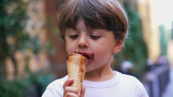 Lindo Niño Comiendo Helado Afuera Niño Feliz Come Comida Helada — Vídeo de stock