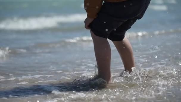 Enfant Heureux Sautant Dans Eau Plage Plein Air Avec Pantalon — Video