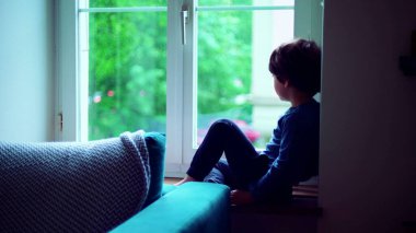 Düşünceli Küçük Çocuk Daire Penceresinden Yağmura Bakıyor, Yağmurlu Hava 'da Düşünceli Bakış, Çocuğun Dalgın İfadesi