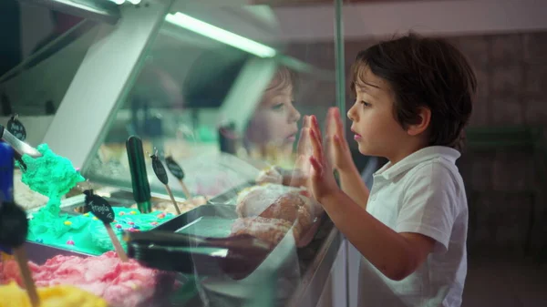 Enfant Appuyé Sur Comptoir Verre Crème Glacée Regardant Les Saveurs — Photo