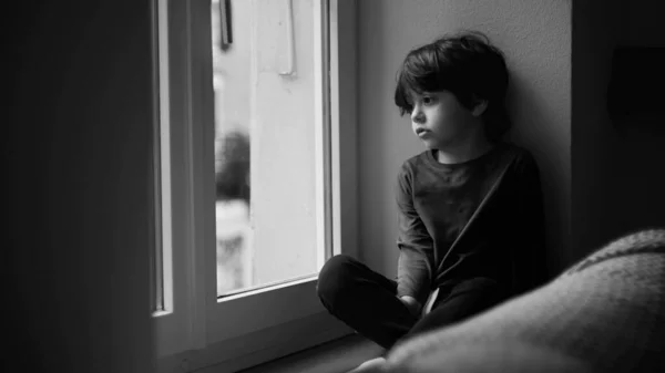 Criança Entediada Triste Sentada Janela Olhando Para Fora Com Expressão — Fotografia de Stock