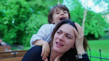 Dikkatsiz küçük çocuk oyun oynarken annesini boğuyor. Çocuk oyun limitlerini bilmiyor, annesini üzüyor, gerçek hayatı.