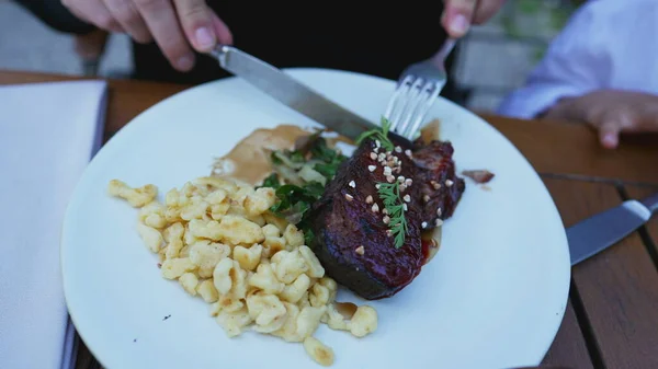 Närbild Hand Äta Mat Kött Och Pasta Exklusiva Restaurang — Stockfoto