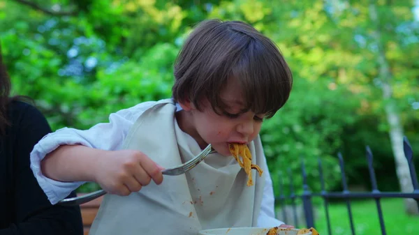 Dziecko Delektujące Makaron Obiad Plenerowym Posiłku Ustawienie Mały Kołnierzyk Chłopiec — Zdjęcie stockowe