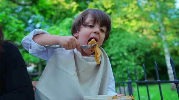 Παιδί Απολαμβάνοντας Ζυμαρικά Noodles Για Μεσημεριανό Γεύμα Υπαίθριο Χώρο Γεύμα — Φωτογραφία Αρχείου
