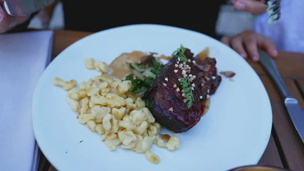 Rafine Bir Restoran Tabağında Lezzetli Gösterisinin Yemek Deneyimi — Stok fotoğraf