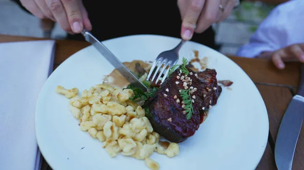 Κοντινό Πλάνο Χέρι Τρώει Τρόφιμα Κρέας Και Ζυμαρικά Upscale Εστιατόριο — Φωτογραφία Αρχείου