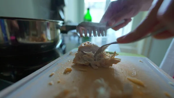 Close Hand Pulling Apart Chicken Pieces Gabel Für Die Zubereitung — Stockfoto