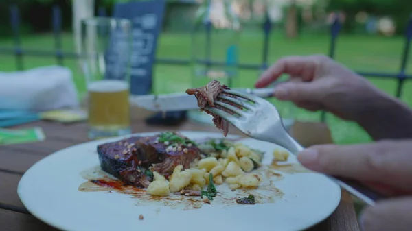 Close Hand Cutting Eat Meat Pasta Plate Upscale Restaurant Groumet — Stok Foto