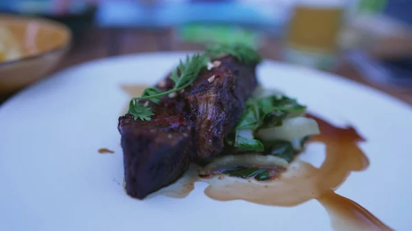 Exquisite Kulinarische Kunst Aus Hochwertigem Fleisch Serviert Auf Einem Edlen — Stockfoto