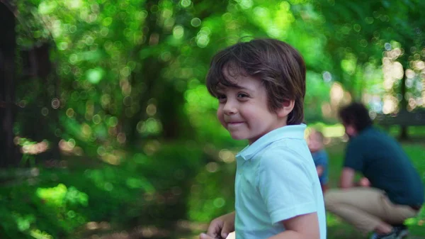 Portret Małego Chłopca Parku Słoneczny Dzień Wibrujące Zielone Letnie Popołudnie — Zdjęcie stockowe