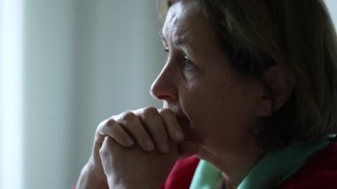 Kaygılı son sınıf öğrencisi kadın kameranın dışında derinden dinlerken sohbete daldı. Empatiyle konuşan yaşlıların endişeli duyguları.