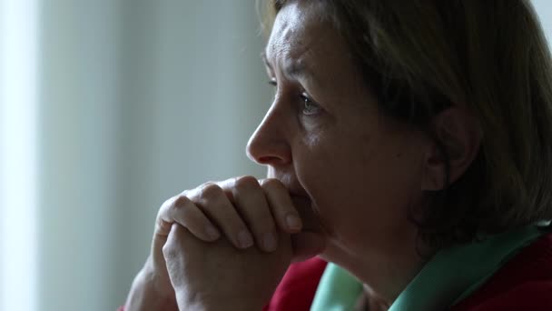 Mujer Mayor Preocupada Inmersa Conversación Escuchando Profundamente Persona Fuera Cámara — Vídeos de Stock