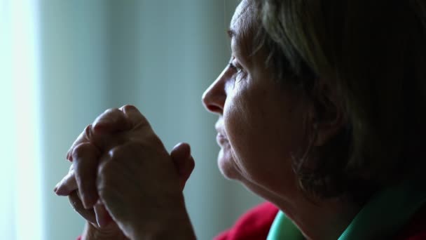 沉思的老年妇女凝视着窗户 沉思着精神 沉思中的老妇人 — 图库视频影像