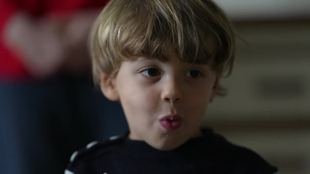 Portrét Malého Chlapce Jíst Banán Zblízka Tvář Kavkazské Blond Dítě — Stock video