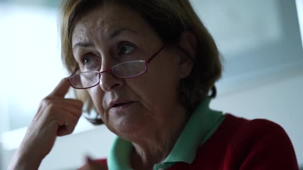 Senior Γυναίκα Close Πρόσωπο Ακούγοντας Πρόσωπο Μιλούν Camera Ειλικρινής Ηλικιωμένη — Αρχείο Βίντεο