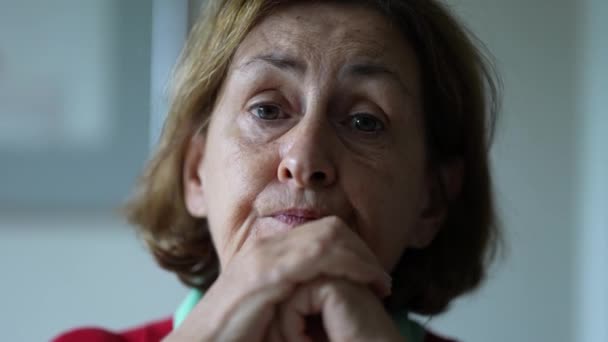 Äldre Kvinna Lutar Sig För Att Lyssna Samtal Närbild Äldre — Stockvideo