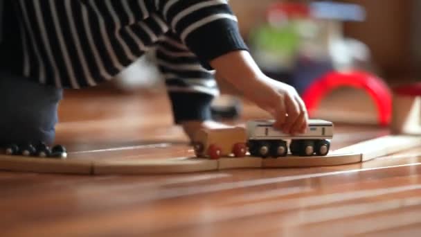 Nahaufnahme Von Kinderhand Mit Retro Spielzeugeisenbahn Junge Spielt Mit Oldtimer — Stockvideo