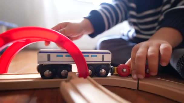 在木制铁轨上玩传统玩具的特写儿童手 小男孩推着复古马车 — 图库视频影像