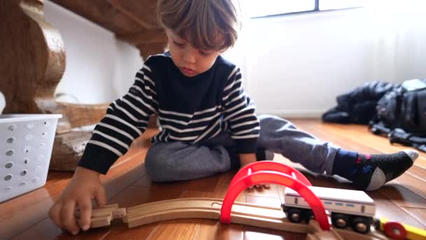 Enfant Joue Avec Des Jouets Rétro Sur Plancher Bois Franc — Video