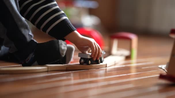 Kinderhände Spielen Mit Antikem Zugspielzeug Youngster Engagiert Sich Für Eisenbahnset — Stockvideo
