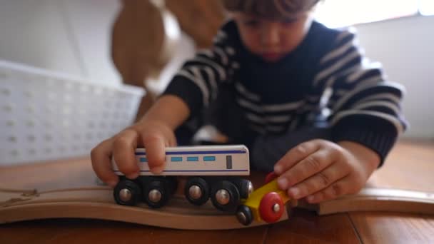 Bambino Che Gioca Con Giocattoli Casa Primo Piano Ragazzino Mano — Video Stock