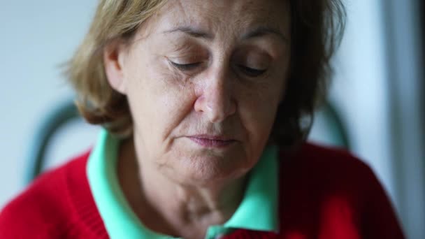 Triste Senior Mulher Close Rosto Com Expressão Emocional Exagerada Preocupação — Vídeo de Stock