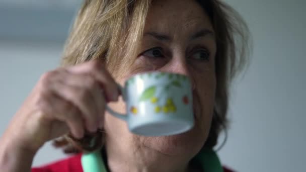 Seniorin Hält Tasse Kaffee Frühstückstisch Großaufnahme Gesicht Der Älteren Dame — Stockvideo