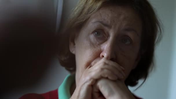 Starsza Kobieta Słuchająca Rozmowy Kiwającej Głową Tak Afirmacji Poważnie Słuchająca — Wideo stockowe
