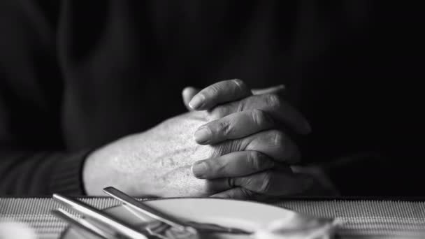 Detailaufnahme Gealterter Hände Die Ineinander Greifen Und Einen Tiefen Moment — Stockvideo