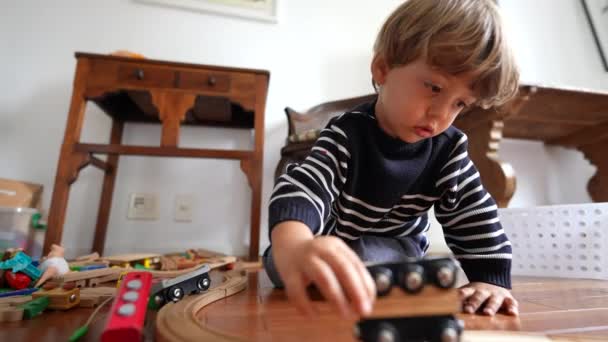 바닥에 자동차 장난감과 아이는 트랙에 전통적인 장난감과 자신에 — 비디오