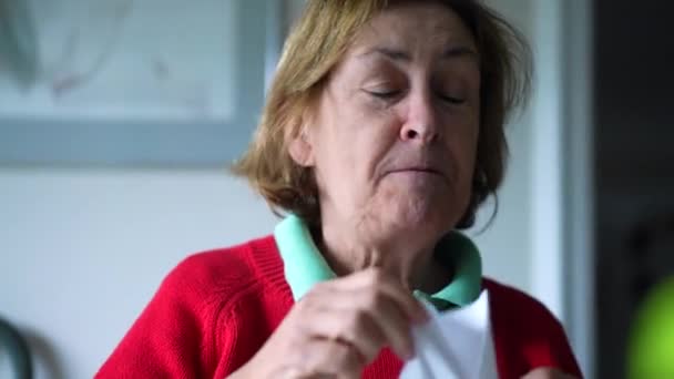 Donna Anziana Che Asciuga Bocca Con Tovagliolo Faccia Primo Piano — Video Stock