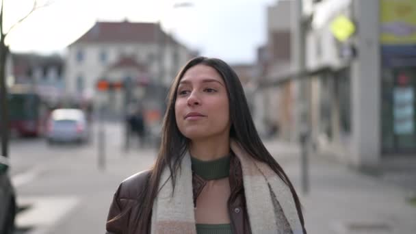 Радісна Жінка Близького Сходу Яка Впевнено Ходить Місту Стеження Щасливою — стокове відео